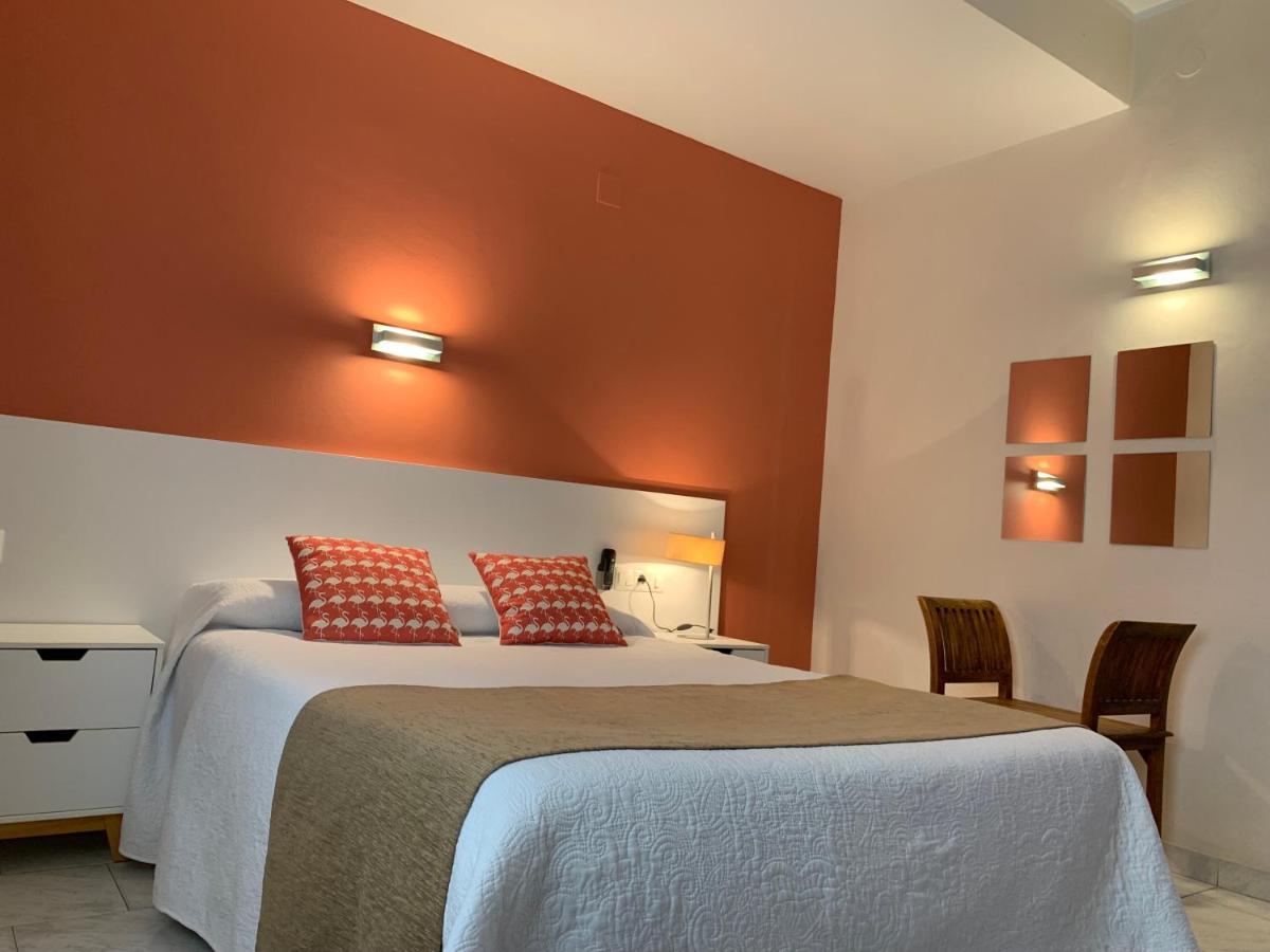 Hotel Restaurant Llansola Сан-Карлос-де-ла-Рапита Экстерьер фото