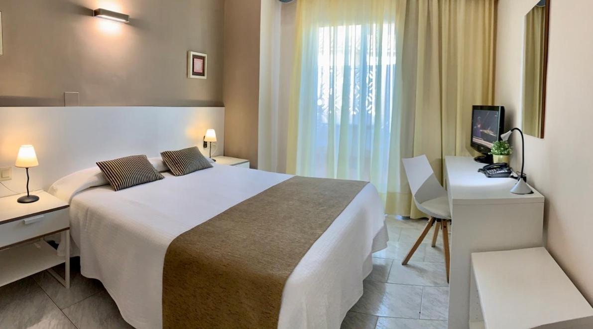 Hotel Restaurant Llansola Сан-Карлос-де-ла-Рапита Экстерьер фото