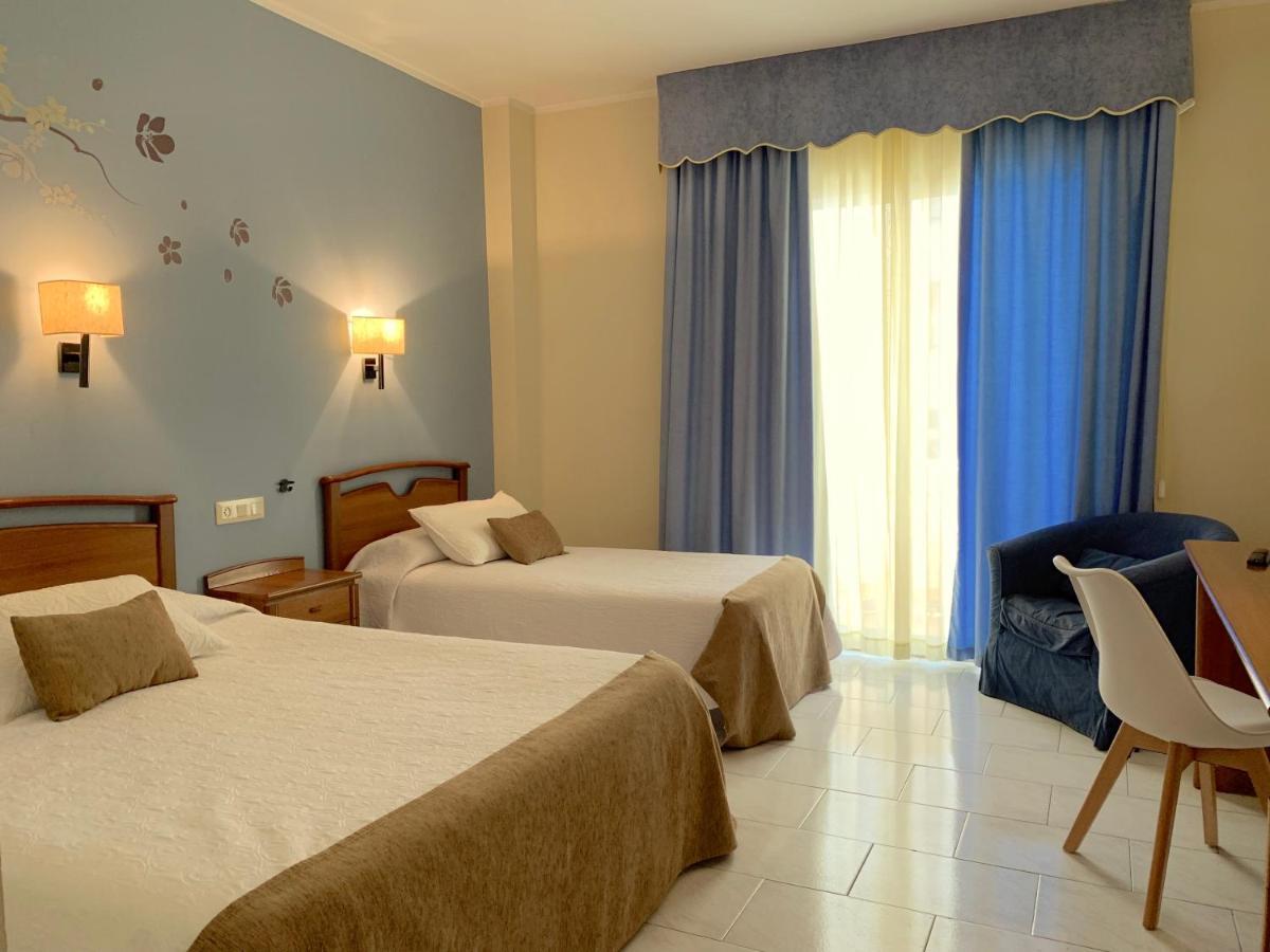 Hotel Restaurant Llansola Сан-Карлос-де-ла-Рапита Экстерьер фото
